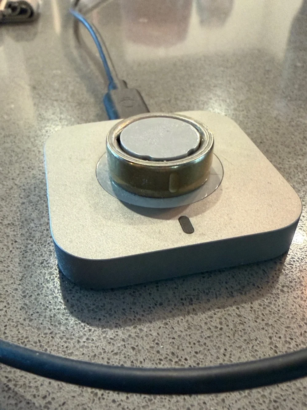 Oura 4 Gold Ring w Charging Dock
